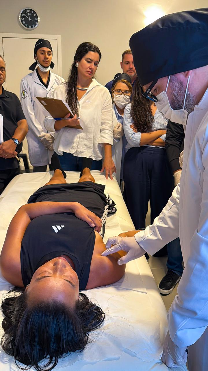 Dr. Ricardo Lazarotto ensinando aplicação de ortobiológico em turma