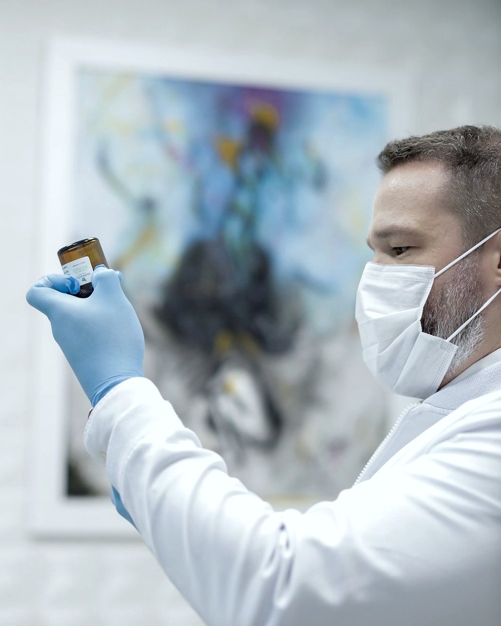 Dr. Ricardo conferindo o rótulo do frasco antes de preparar a aplicação
