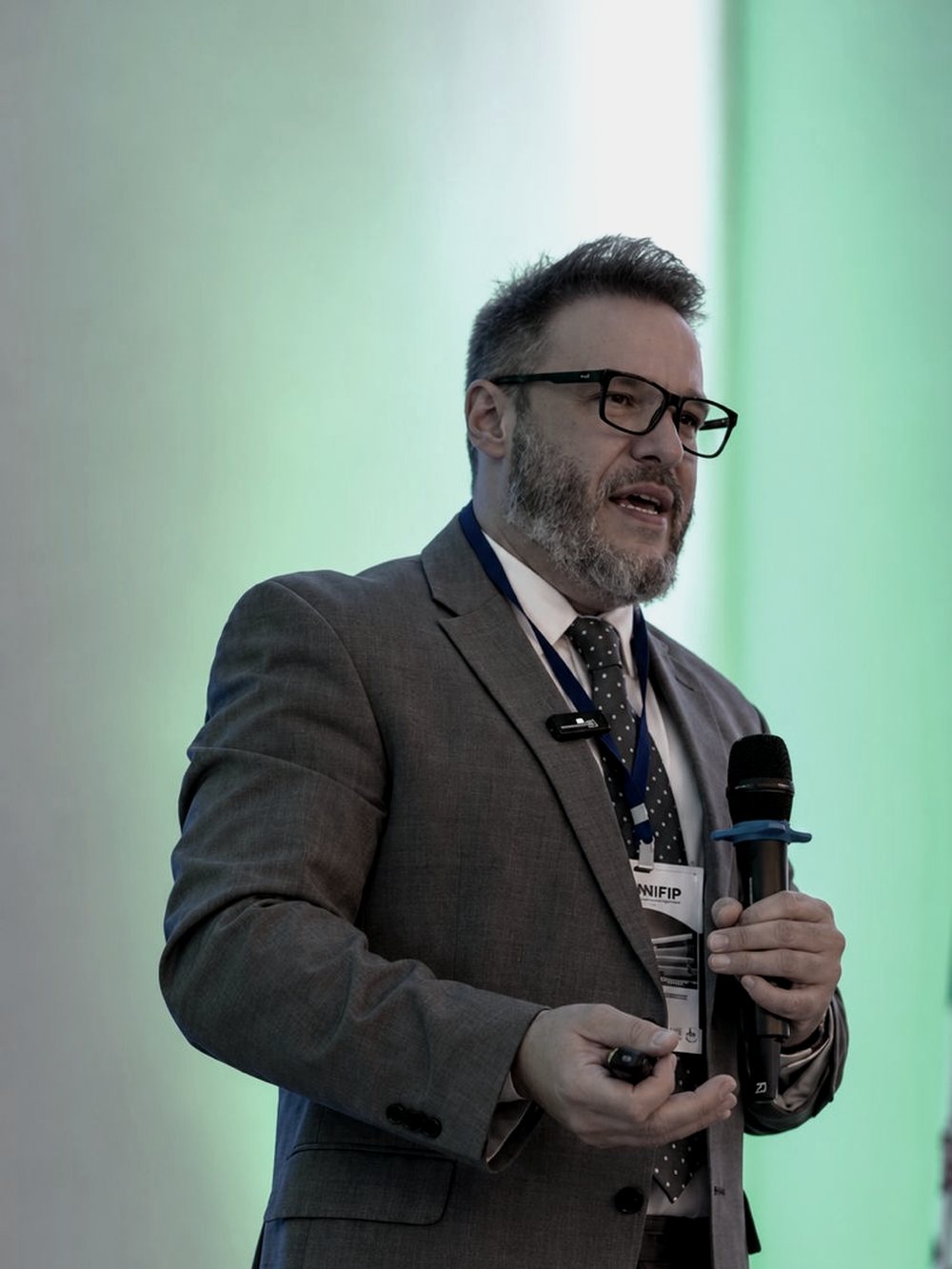 Dr. Ricardo Lazarotto palestrando em congresso de fisioterapia