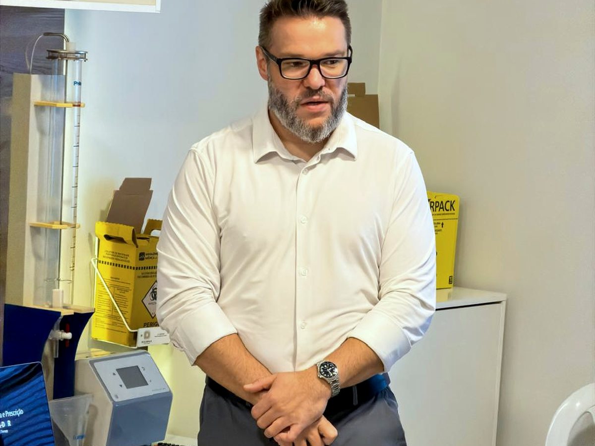 Dr. Ricardo conduzindo a explicação num curso presencial